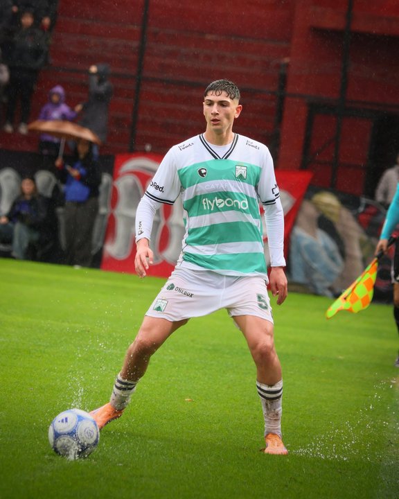 Felipe Obradovich controla la pelota durante el triunfo de Ferro. Foto: Agencia NA (@FerroOficial).