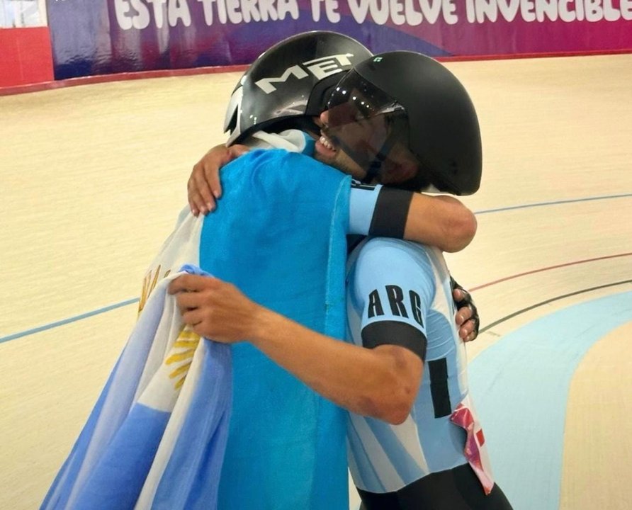 Rubén Ramos y Marcos Méndez consiguieron el oro en ciclismo pista. Foto: Redes Sociales (@coargentina)