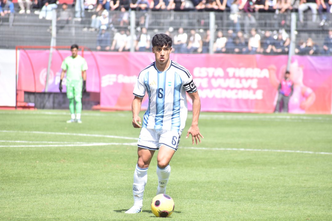 Matías Satas, capitán de la Selección juvenil, durante el triunfo ante Perú. Foto: Agencia NA (@Argentina).