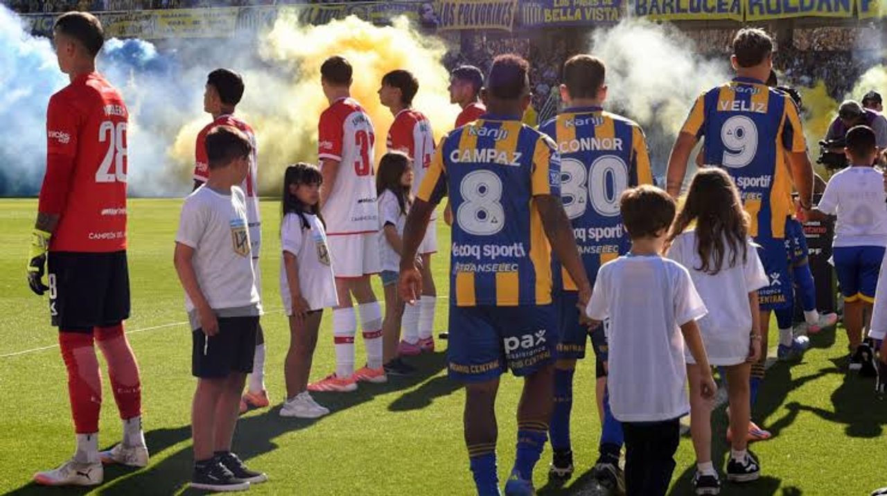 Estudiantes le dio la espalda a Rosario Central tras el polémico título. Foto: Agencia NA (Captura de video).