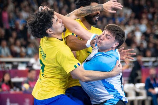 Argentina venció a Brasil en handball. Foto: Agencia NA (@albicelesteilu).