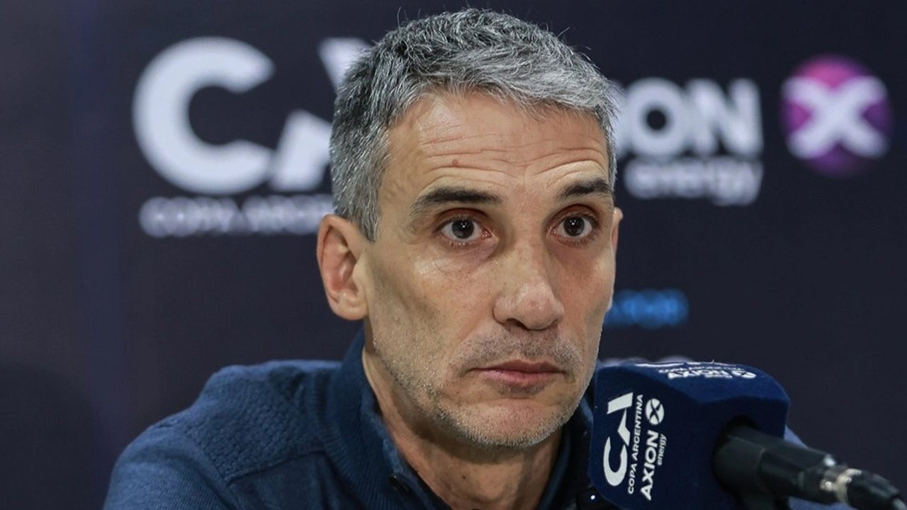 Vojvoda, la cara de la derrota de un Racing que no deja de hacer papelones. Foto: Agencia NA (redes)